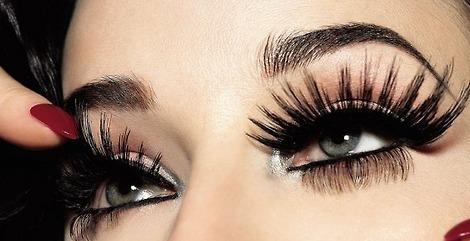 9. The first tip you should know is that the mascara should be placed near the roots and not the tips to make your eyelashes look longer.
10. Mascara looks very bad if the eyelashes stick together. To avoid this, shake the brush horizontally to separate them while applying your mascara.