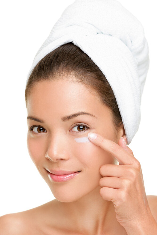4⃣: Apply eye cream or serum and let dry. This will help to prevent collagen damage.  