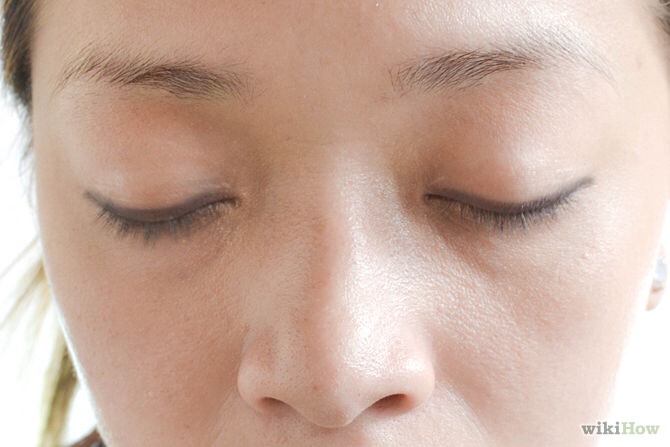 Eyeshadow applied as a filler for eyeliner gives the same illusion but a smoker feel