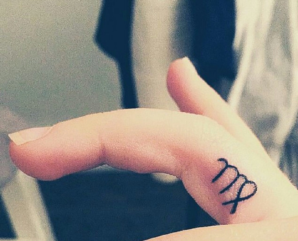   Beautiful Dainty Finger Tattoos For Women!