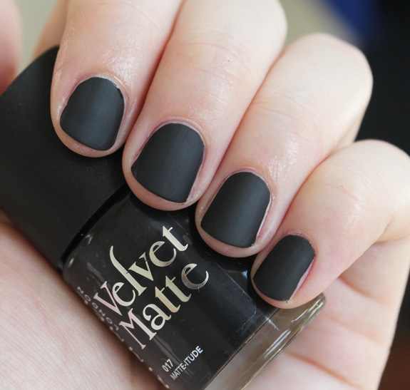 Black velvet matte on short nails 