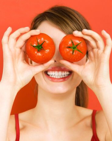 17.Tomato Mask

Remove that excess oil and give your skin a rich source of vitamins and minerals with a tomato mask. 