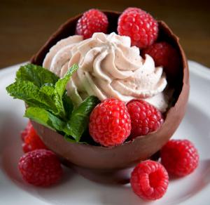 Edible bowls?! Yasss! So take some balloons, Blow em up and dip them in ROOM TEMPRETURE chocolate. I'd it's how, the balloon will pop. Then put it on a tray pushing it enough so that it makes a base. Put it on your fridge/freezer take it out when dry pop the balloon and your done!
