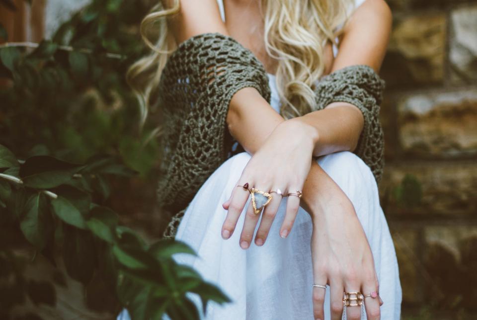 Here is why you should start using all natural products only:
1. Avoid Skin Irritation– Natural products do not contain toxic ingredients. Toxic ingredients commonly found in non-natural beauty products are: artificial fragrances, artificial colors, parabens, sodium lauryl sulfate, and more.