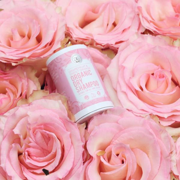 3. Dry shampoo
Shampoo helps dandruff by removing buildup, but doing it every day is asking for a flaky scalp. Instead, sub dry shampoo.
Skip aerosols! Their alcohol content is aggravating. Choose a powder formula instead. Green and Gorgeous' are organic, vegan, and come in brunette or invisible (