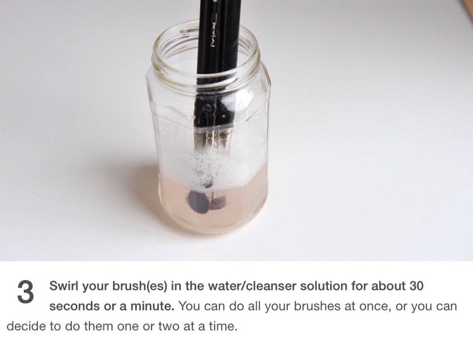 My Cleaning Makeup Brushes Routine 🚿