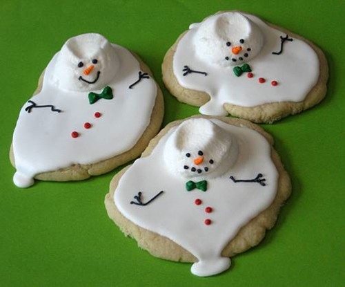 How cute are these melted snowman cookies?! Melt marshmallows on top of sugar cookies and then decorate the snowmen with colored icing and miniature candies! ⛄