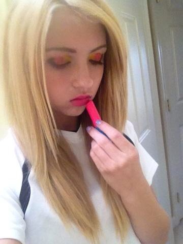 If you want to do the same look with your lips, first apply on lipstick. If there is red in your country's flag, use a red or dark pink lipstick. If there isn't, use a color that matches your skin tone 😉💞