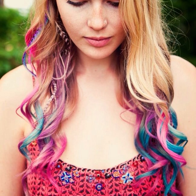 Add a bit of chalk of the color you want your hair and comb ur coulor end chalk for instance comb ur blue chalk through you hair and then add hairspray to keep it in for a while and there you go💆💕