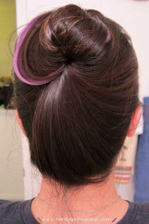 Swipe to get the tutorial on how to create this bun without elastics, pencils, clips, bobby pins, etc
