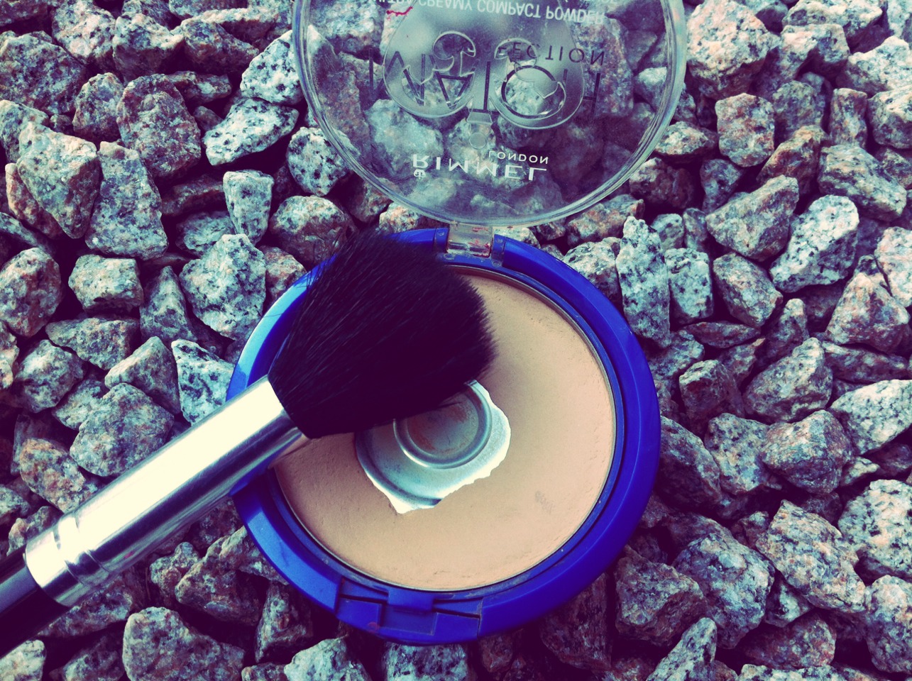 Rimmel London powder-soft beige 200
Dusted all over with random powder brush 