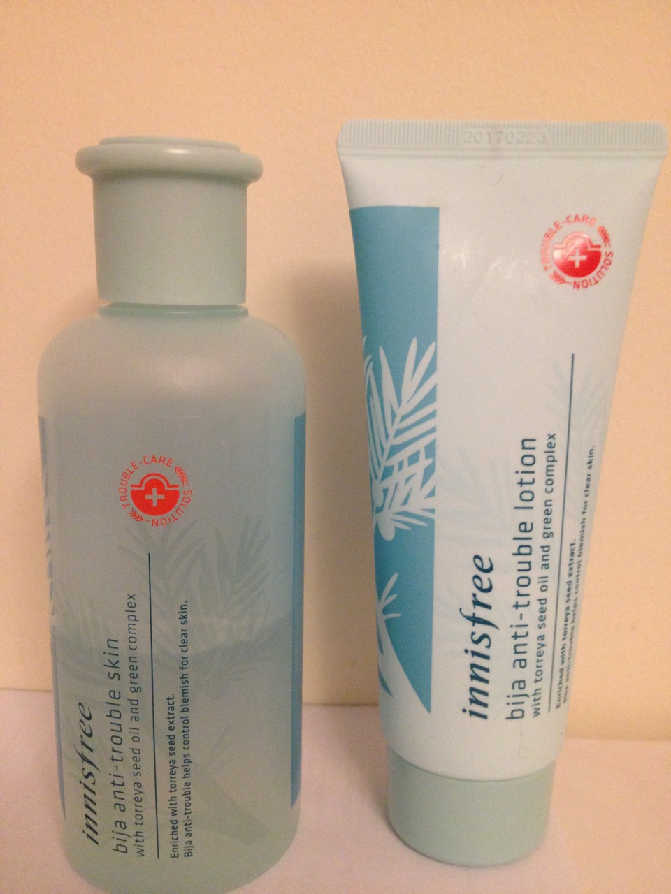 These are the insider toner and lotion I use, they have been made especially to prevent pimples, as you can see from the red marks at the top of the containers. 