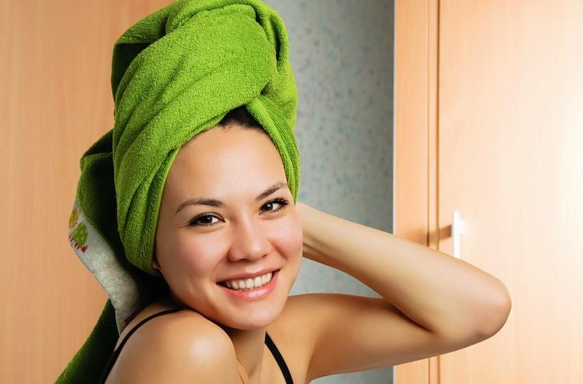 Did you know that baking soda is an incredibly easy way to clean your hair? Yep, the rumors are true. What shocked me even more than the fact that this actually works is how much better my hair began to look when I started using baking soda compared to traditional shampoo!