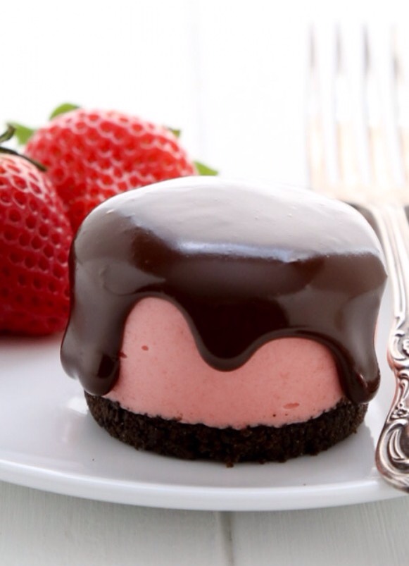 No bake strawberry cheesecakes with chocolate ganache 