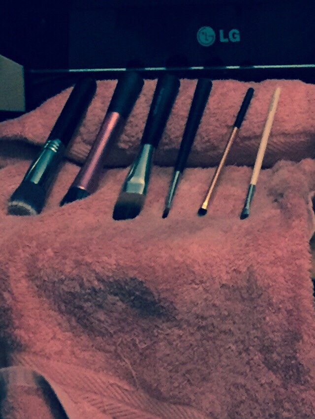 Quick And Easy way To Clean Make Up Brushes ! 💛