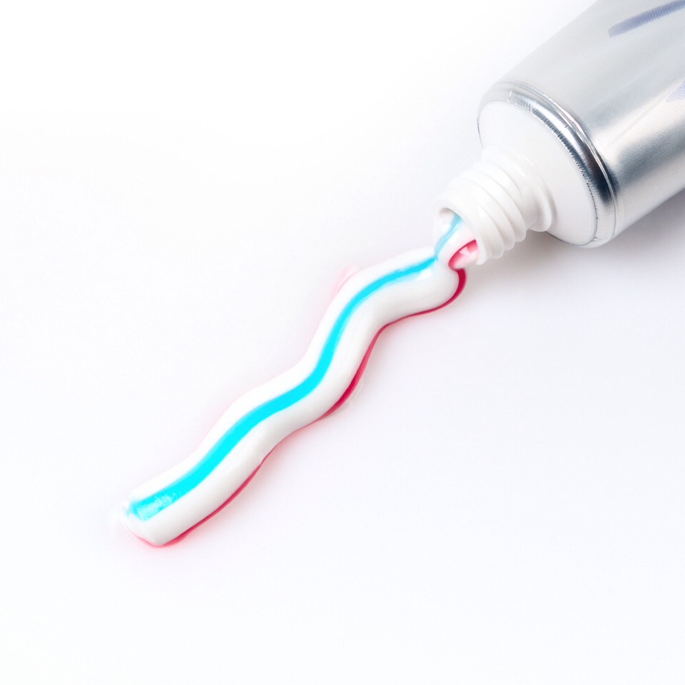 • Apply a small amount of toothpaste on the blackheads on nose and face. Gently rub the area with a toothbrush. This will help to dry out the oil and decrease any swelling from the blackheads.