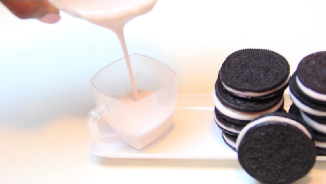You can also make the Oreo going into mill by pouring white soup into a small plastic cup
