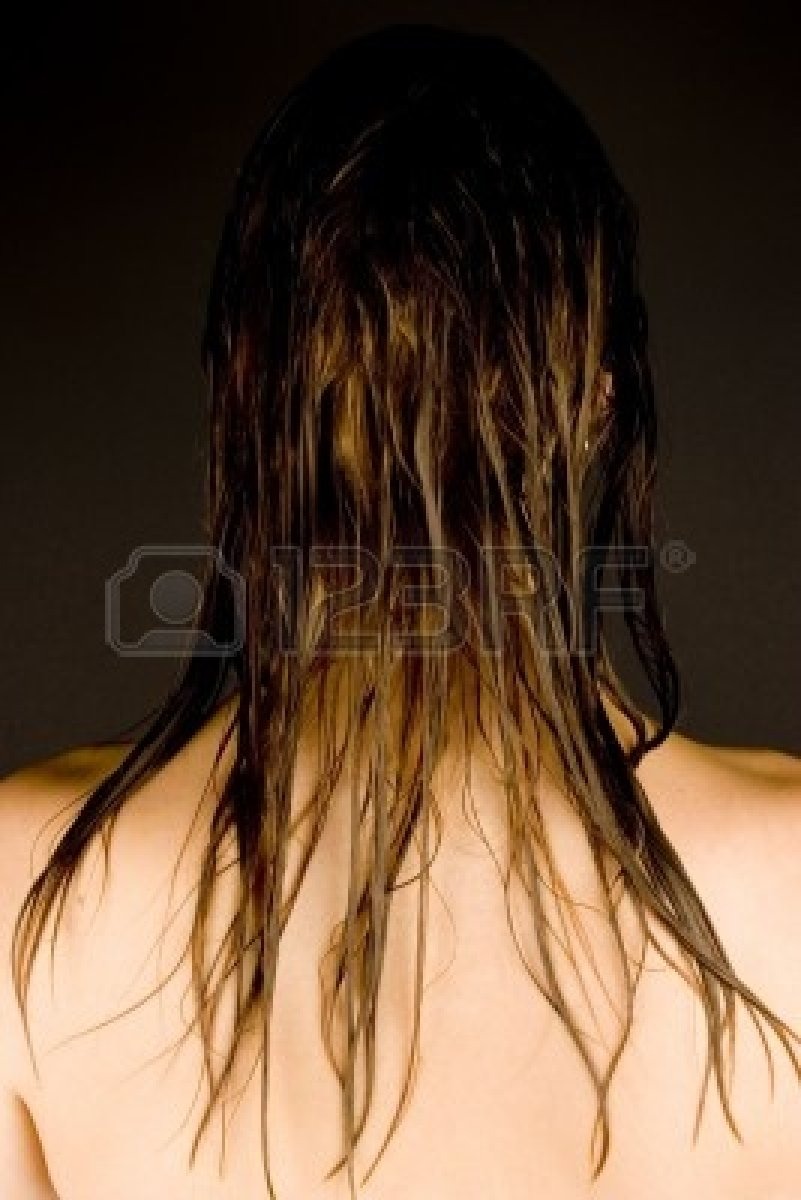 4: Styling product
Next, apply your preferred styling product—gel, styling cream, smoother, etc. Start at the base of the head (at the nape of your neck), avoiding your roots, and work the product out toward the ends. 