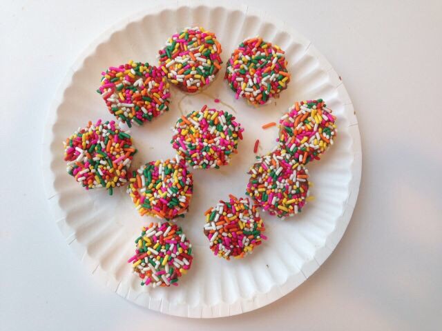 To make:
Crush peanut butter cups in a bowl and microwave until melted.
Dip the bananas in the melted peanut butter cups.
Then, dip them in the sprinkles.
Leave on parchment paper or a plate until dry.
Enjoy!