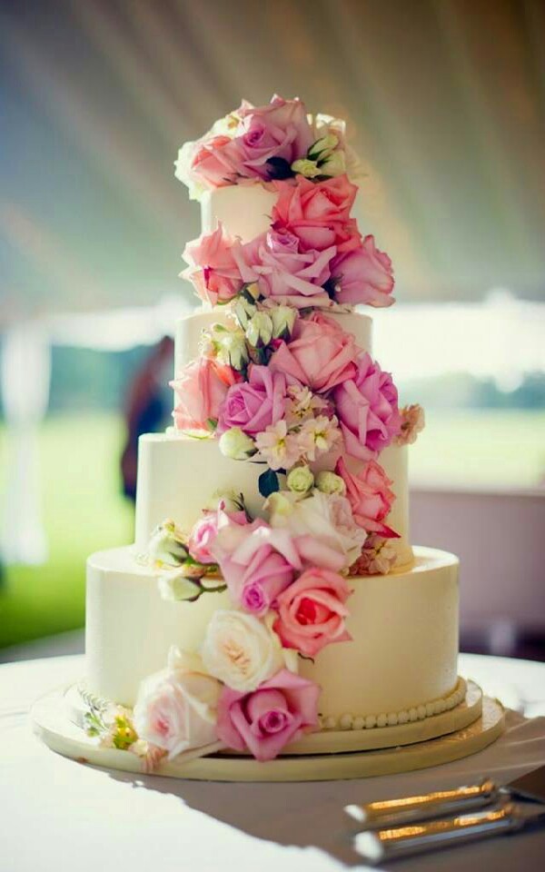 Beautiful wedding cakes.