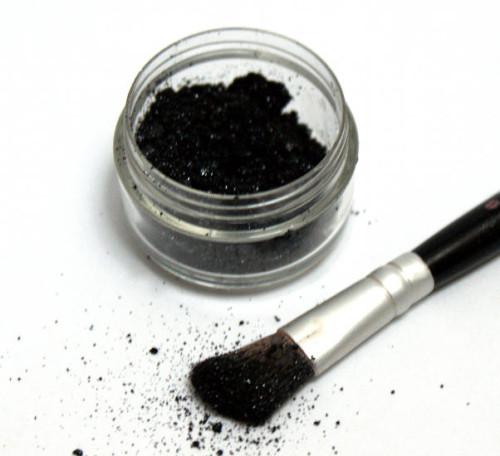2. Creating DIY charcoal eye makeup.
Blending activated charcoal with water to make eyeliner, mascara, or shadow may seem like a quick fix, but experts advise against applying charcoal anywhere near your eyes.