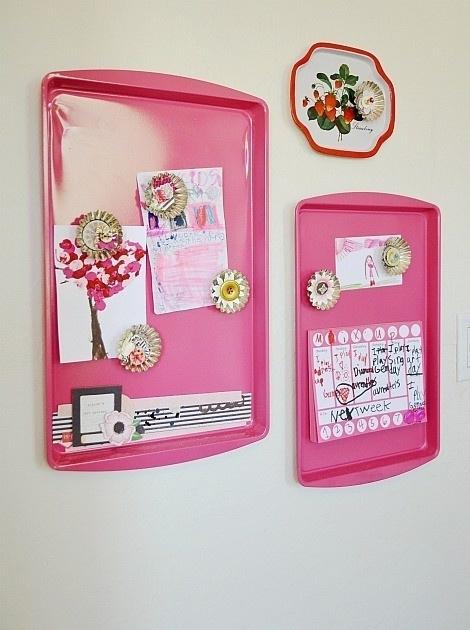 No need to buy an expensive magnetic board! Grab a fun, colored cookie tray from the local supermarket and stick it on the wall with a few poster stickers. Then, decorate it with a variety of adorable magnets.