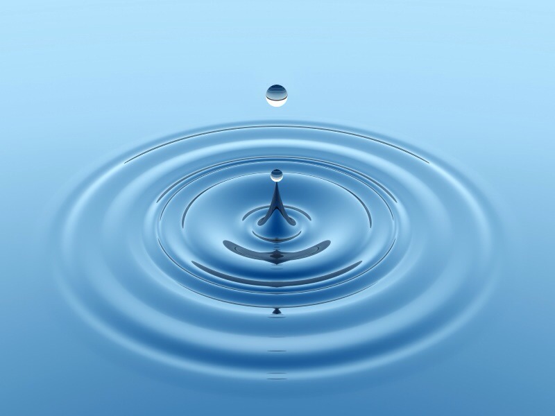 DRINK H2O
It flushes out your system, which helps you get rid of any water you're retaining. But since you don’t want to be up all night running to the bathroom (and getting quality shuteye is crucial to weight loss), Gans suggests putting a halt to your water chugging one hour before bedtime.