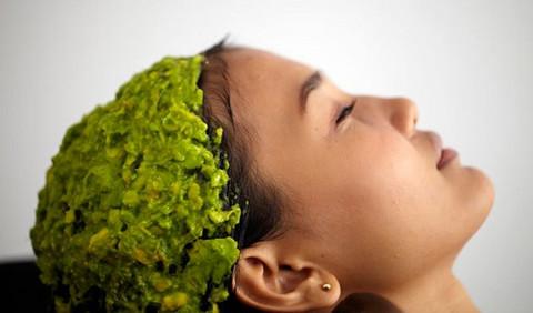 6. Avocado and Banana Hair Mask:
Avocado balances the normal water-content of hair and preserves it into the follicles. Conversely, banana can increase the elasticity of your hair strands and make them softer.