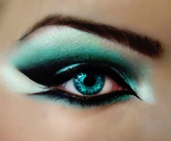 27. Arabian eye makeup look