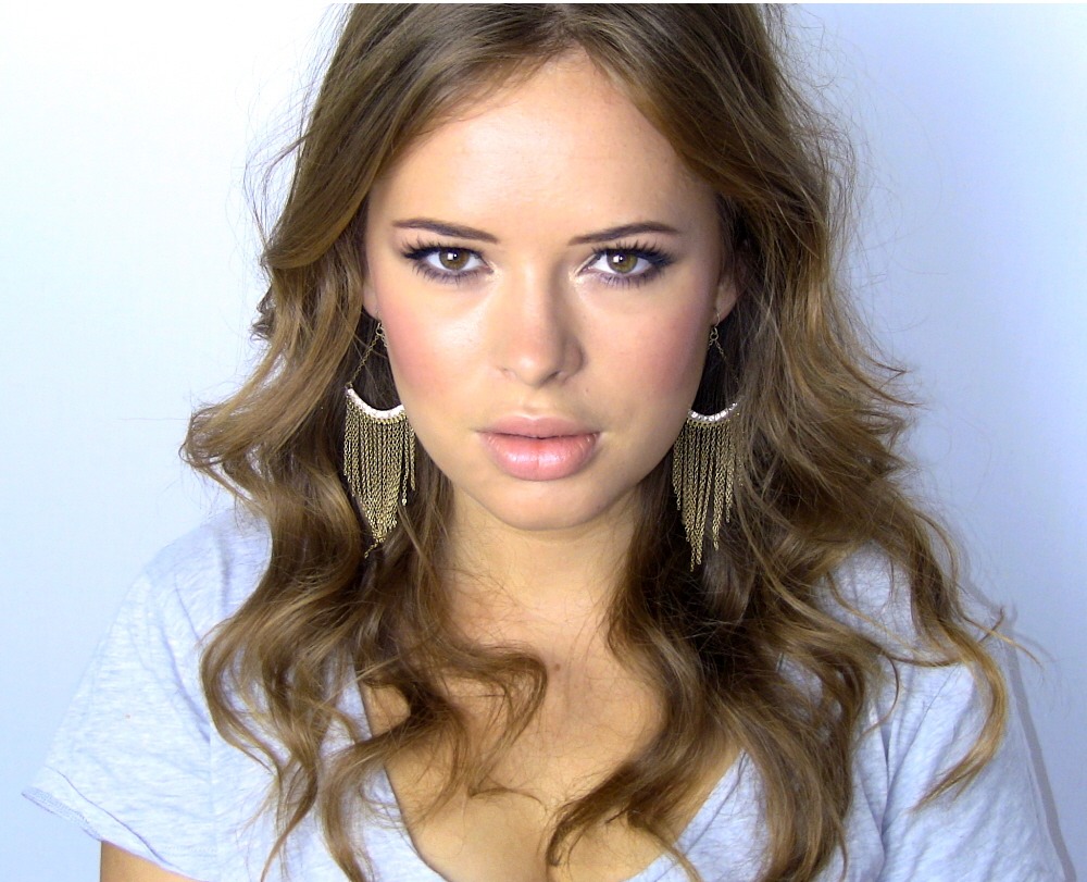 Tanya Burr is a professional makeup artist, and she recreates celebrity looks very well!