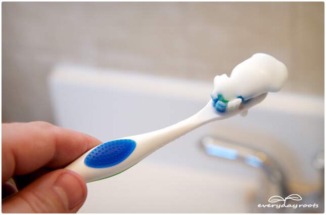 3 Natural Ways to Whiten Teeth at Home

