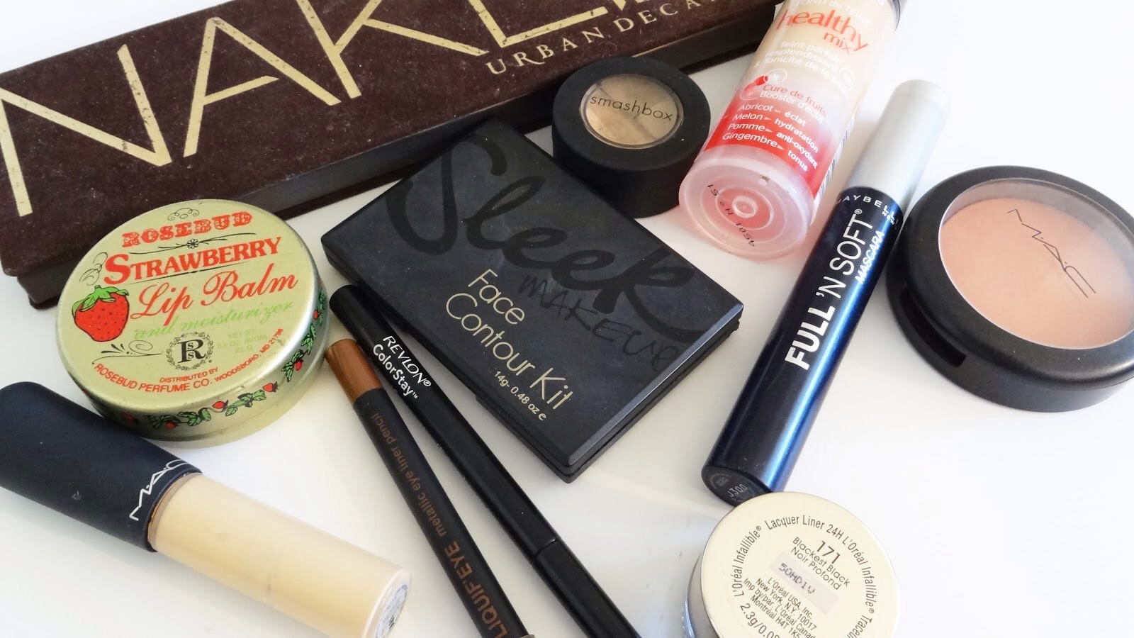 Grade 6 makeup! 💗
☆Always start with a moisturizer!
★Conceal any blemishes and redness
☆Set the concealer with a translucent powder.
★Apply brow gel or clear mascara on your brows and clear mascara on eyes.
☆Finish with a tinted lip balm or a light coloured lipstick.
💕Done!💕