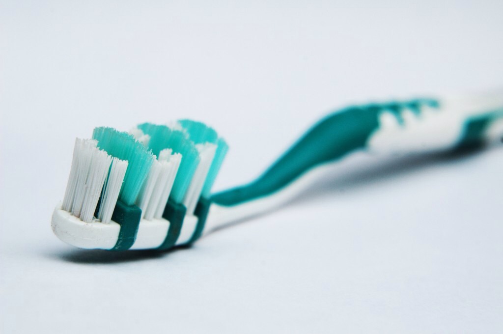 Scoop fizzing mixture onto toothbrush and brush well onto teeth, making sure you apply on all your teeth to whiten them.
