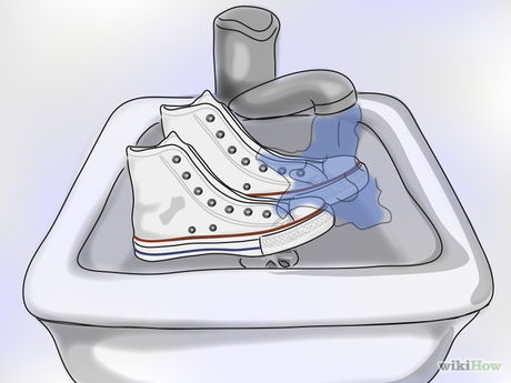 Moisten the shoes. Dampen your Converse shoes in cold water. You can either rinse them under a running faucet or dunk them into a large bucket or basin of water.