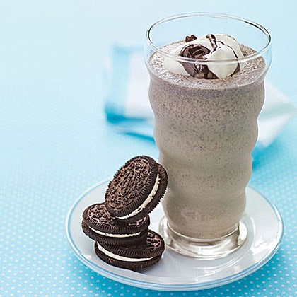 This is most people's favorite❣ My tip is to remove the cream from the Oreos in a cup! Then blend the biscuits with some milk and ice🎭 Then add the cream on top of the smoothie to make it kind of a frosting😂👍🏻👍🏻❤️❤️❤️ Abracadabra the best ever💖