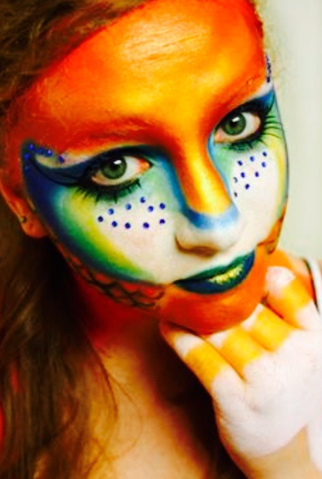 Need a idea for a face paint for pre-teens and older? Try WOWing them with a shiny face paint like this! 💚