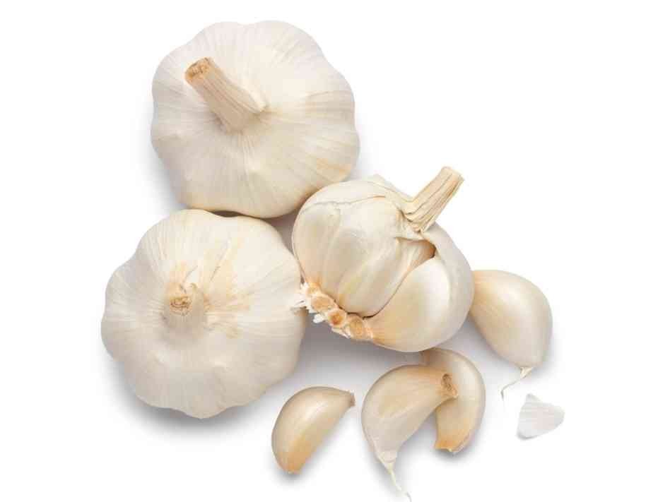 Treat athlete's foot with garlic.
With its anti-fungal properties, garlic could be a good way to get rid of itchy athlete's foot. Soak your feet in a bath of warm water and crushed garlic. 


