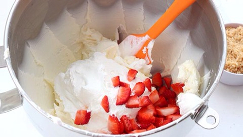 5)In mixer bowl with paddle attachment, beat cream cheese and sugar until creamy and smooth. Add gelatin; stir to combine.