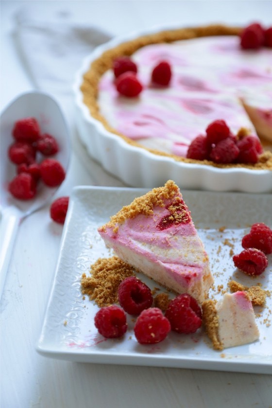 Fresh raspberry yogurt pie 