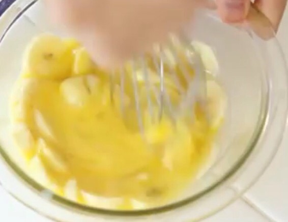 Ingredients
-1 banana
-2 eggs(or vegan flax eggs)
-1/2 teaspoon cinnamon(optional)
-1/2 teaspoon pumpkin pie spice(optional)
-1 teaspoon vanilla extract(optional)
-cooking spray or oil