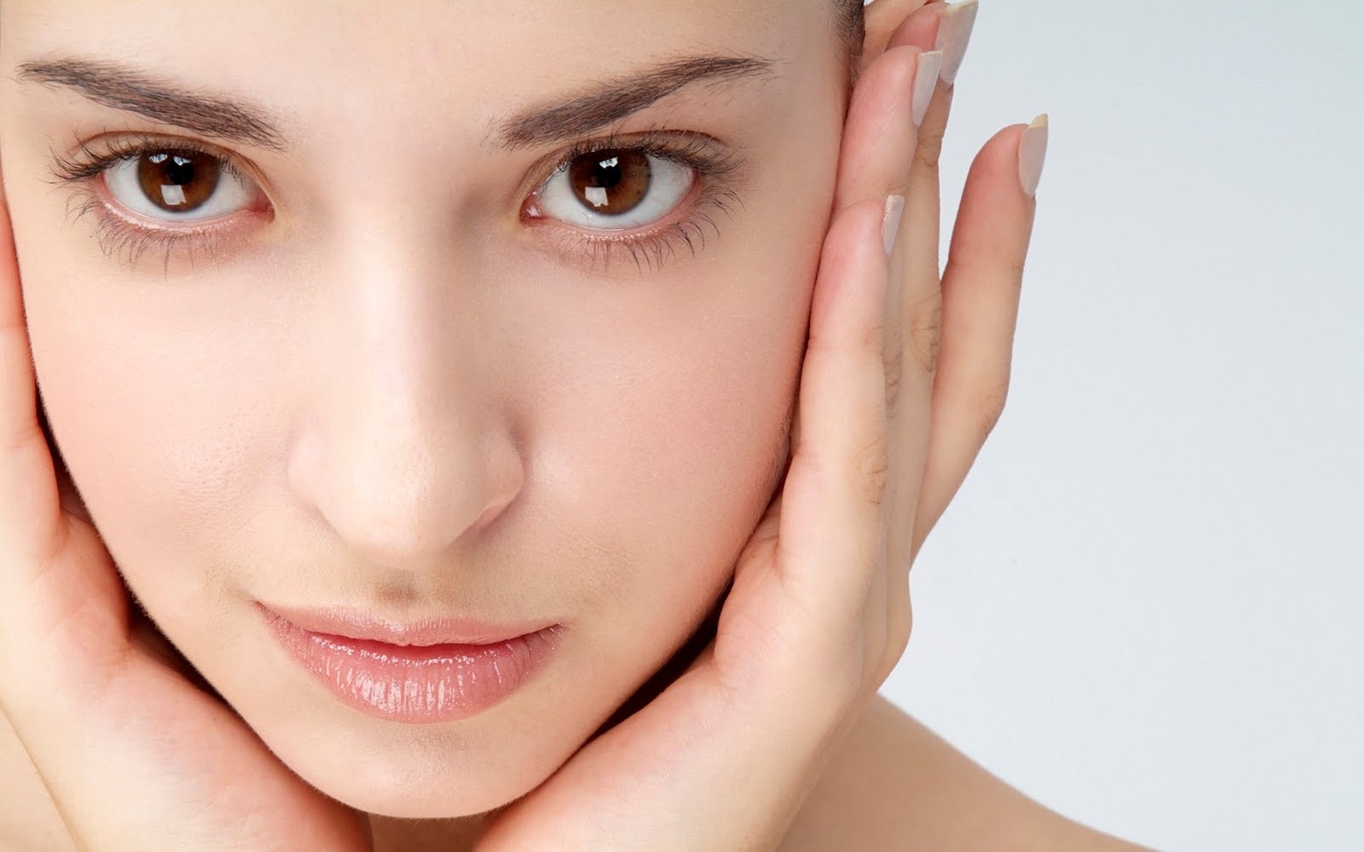 Cleanser (Oily Skin)
Use a glycolic acid-salicylic acid pad to wipe your entire face, it deep-cleans pores and removes makeup, and the glycolic acid treats blackheads


Cleanser (Normal-to dry)
Use a creamy, soap-free wash to clean and moisturize at the same time, tissue off without rinsing, 