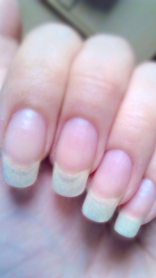 Once all is done you can paint your nails, apply frequently for a week and you will see growth/improvement very soon💁🎉💅
