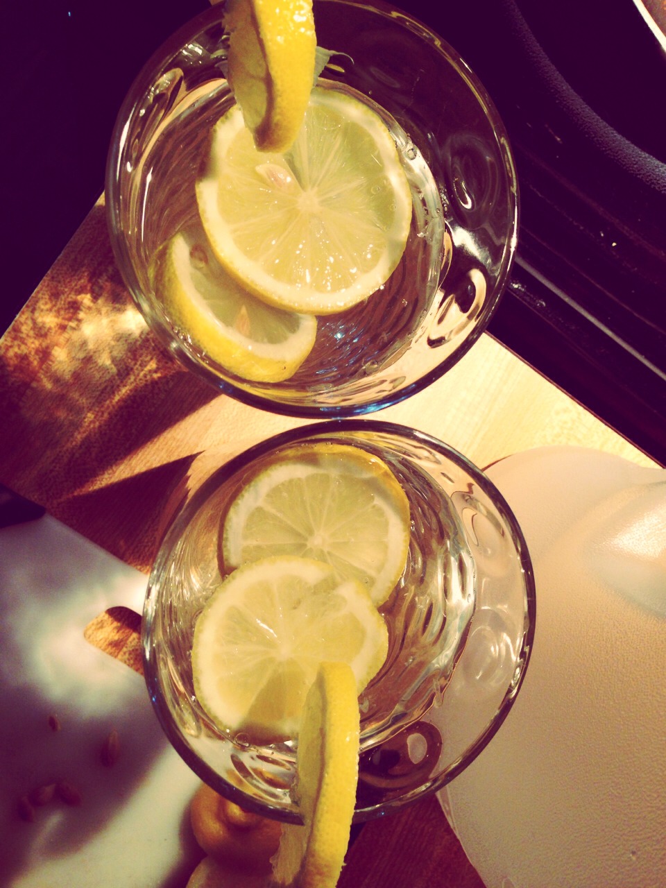 Put two lemons and put it in both of the cups
And pore water in the cup 
Then put one half of the lemons on the edge of the cup   
