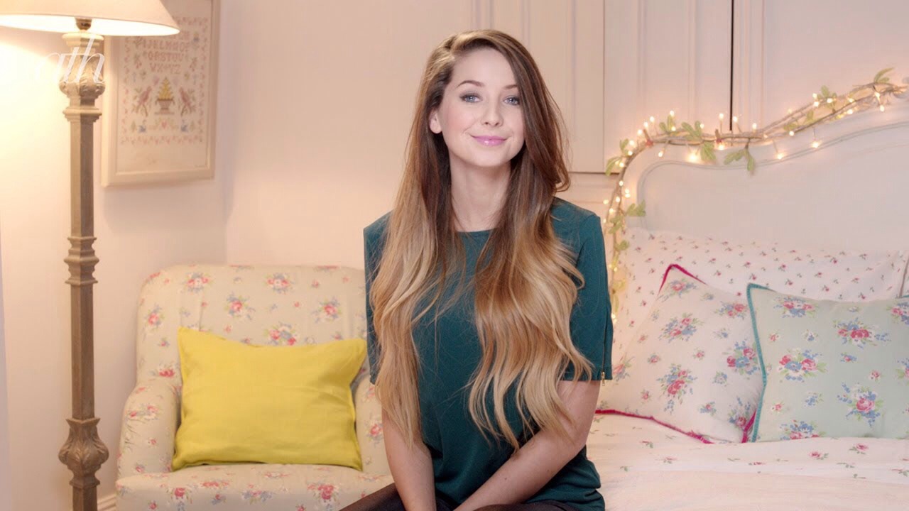 First simply pour olive oil in a bowl and hear it up for around 1 minute 30 seconds🙋
Isn't her hair amazing👆