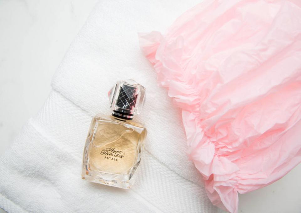 10. Spray your perfume right after taking a shower and before getting dressed. The moisture on your skin will help lock in the scent. This will also prevent the fragrance from staining delicate clothes or jewelry.