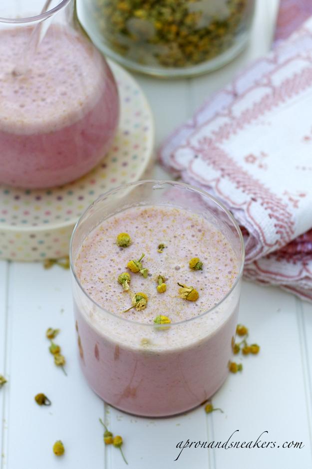 4. Chamomile, Strawberry, and Quinoa Smoothie.