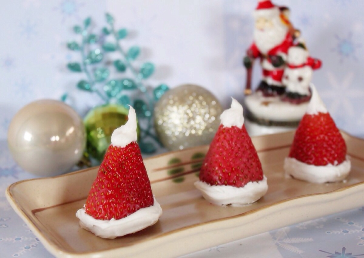 White icing to make Christmas hats 🎅