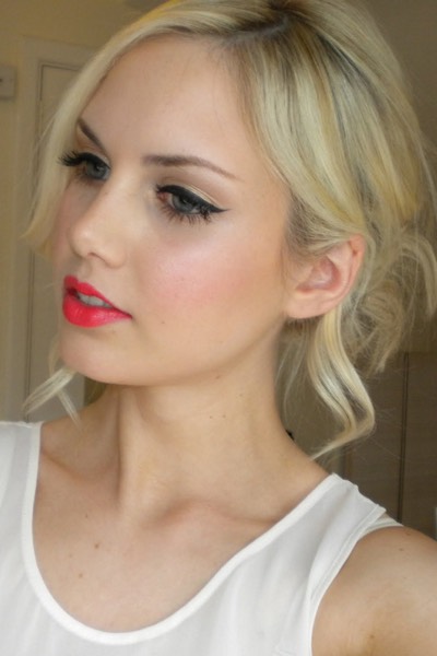 A coral lip makes this look perfect for a Sunday brunch date.
