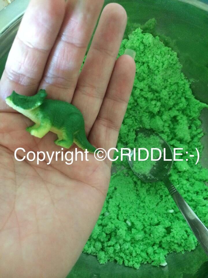 The ingredient should be able to mould together once all the wet ingredients are added. Grab a dinosaur and mould the bath bombs around them and sit them in a baking tray layered with baking paper to set for a few mins.