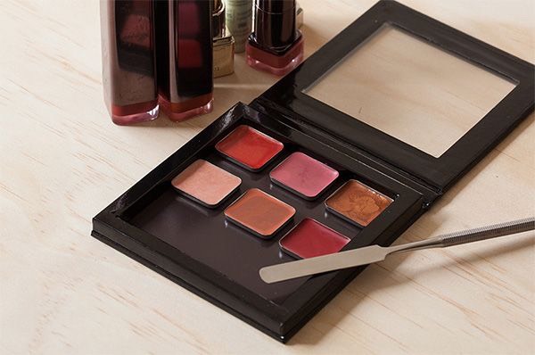 🕯Create your own lip palette by scooping lipstick out of the tube and putting it into a pill container with multiple compartments or empty eyeshadow palette. Heat the lipstick in a spoon held over a candle to melt it a bit, which makes it easier to shape.